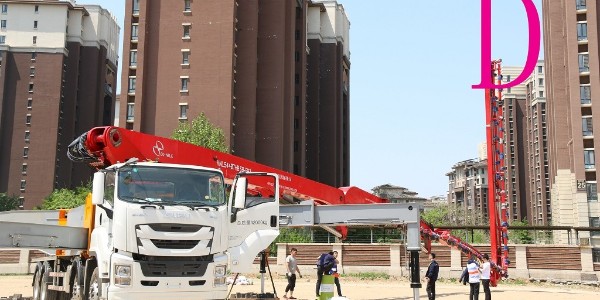 小型混凝土泵車支腿操作說明